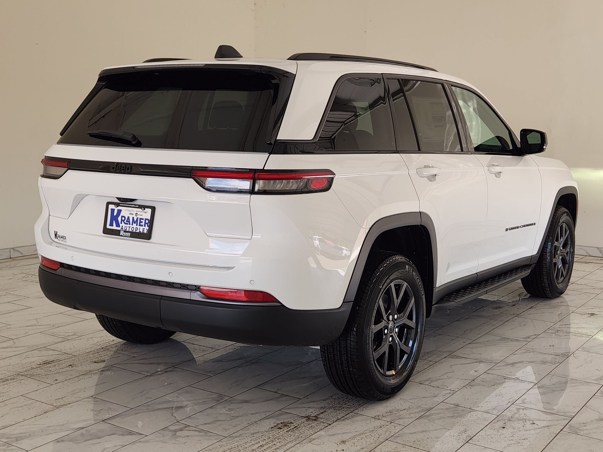 2027 Jeep Grand Cherokee Laredo Altitude