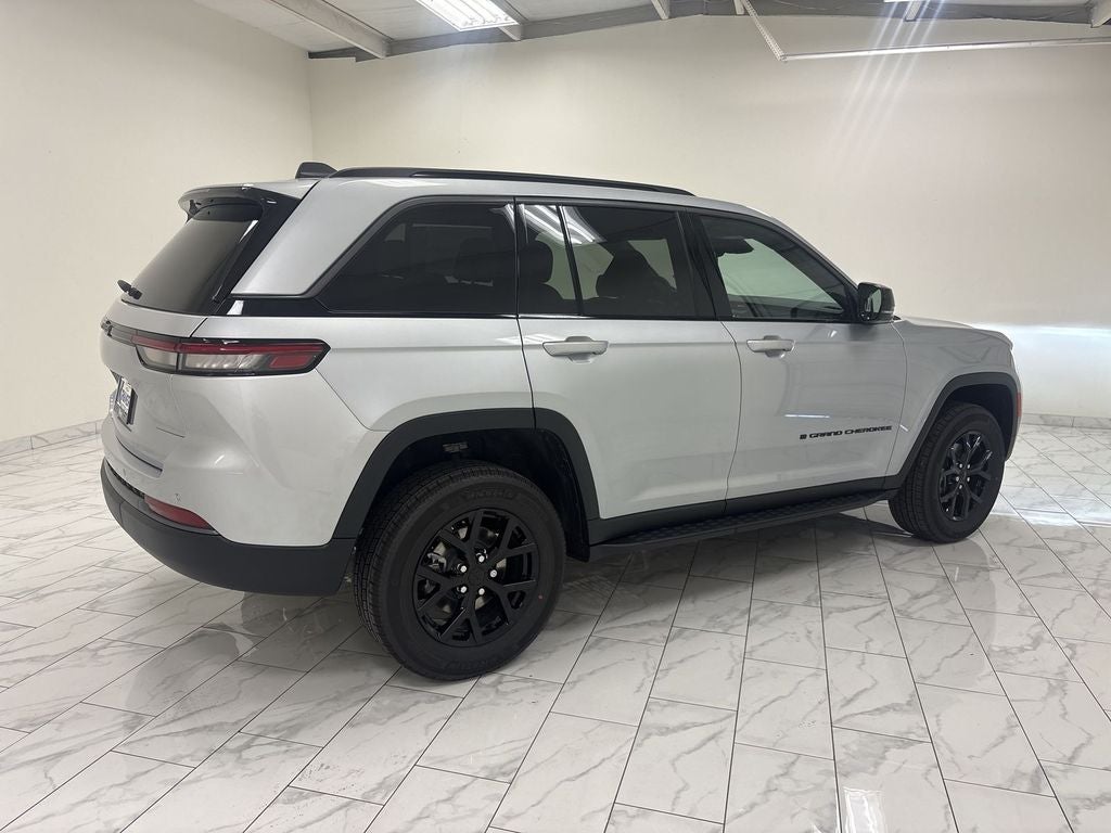 2026 Jeep Grand Cherokee Laredo Altitude