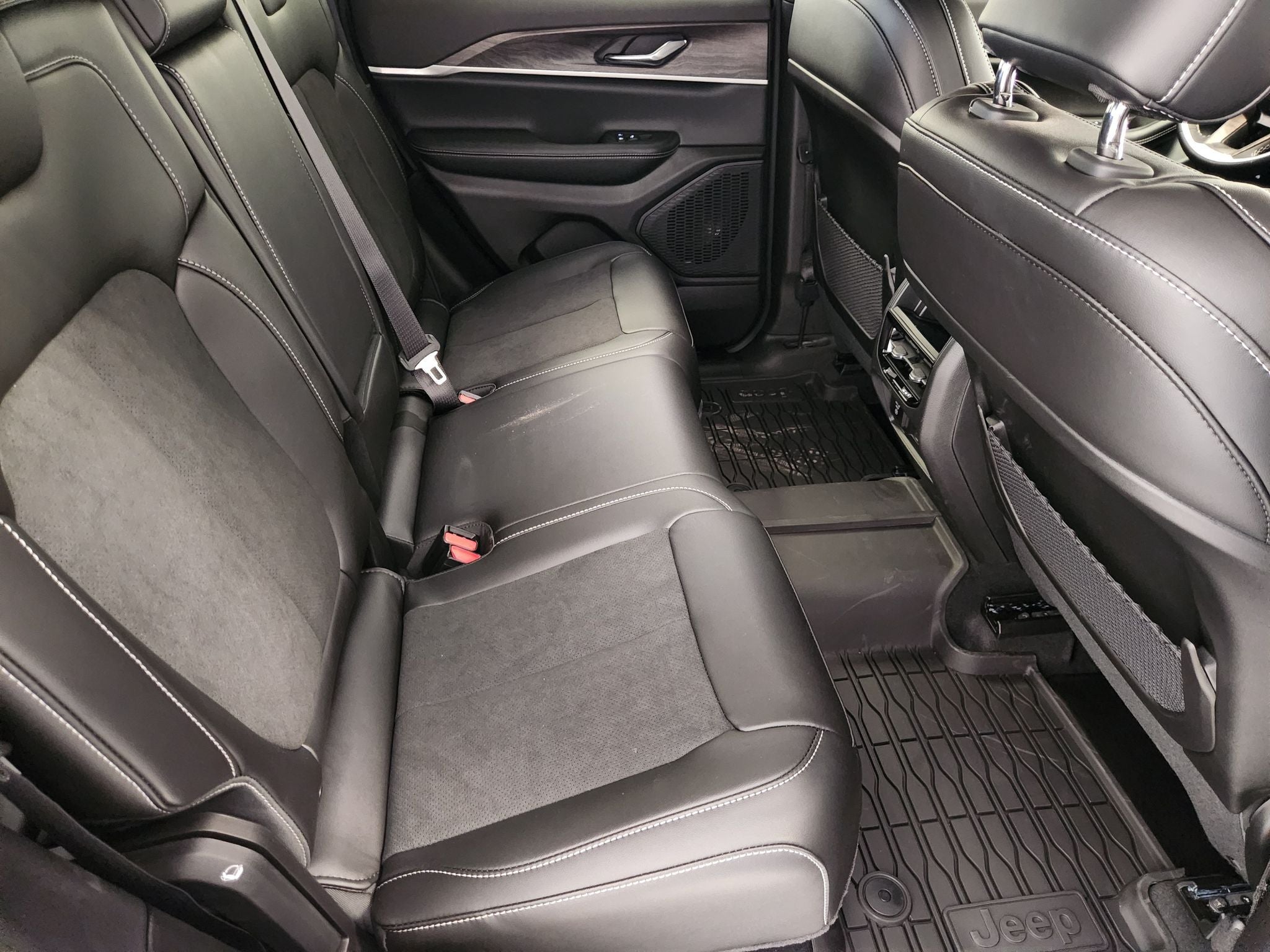 2027 Jeep Grand Cherokee Laredo Altitude