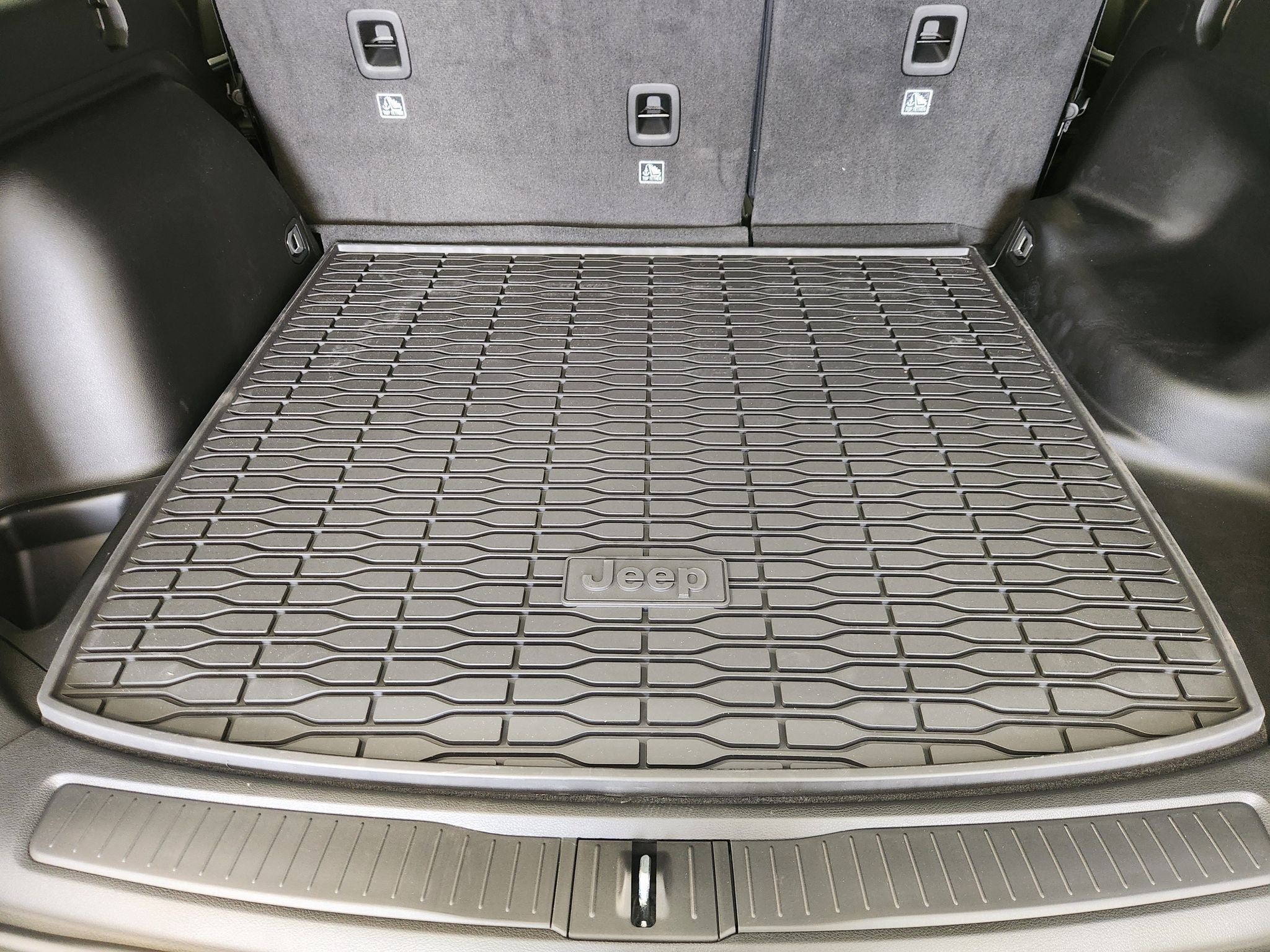 2027 Jeep Grand Cherokee Laredo Altitude