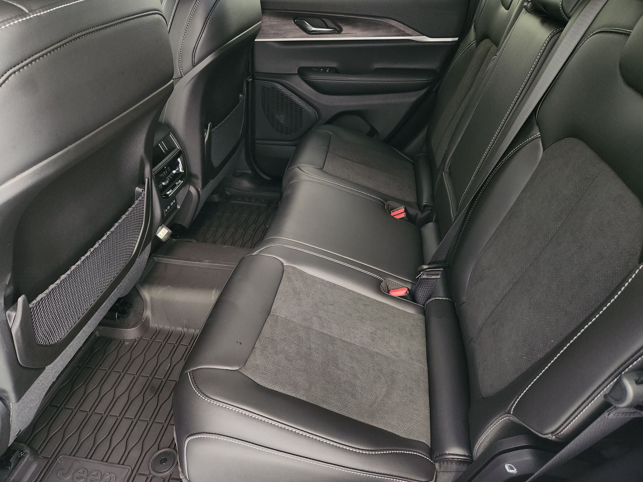 2027 Jeep Grand Cherokee Laredo Altitude