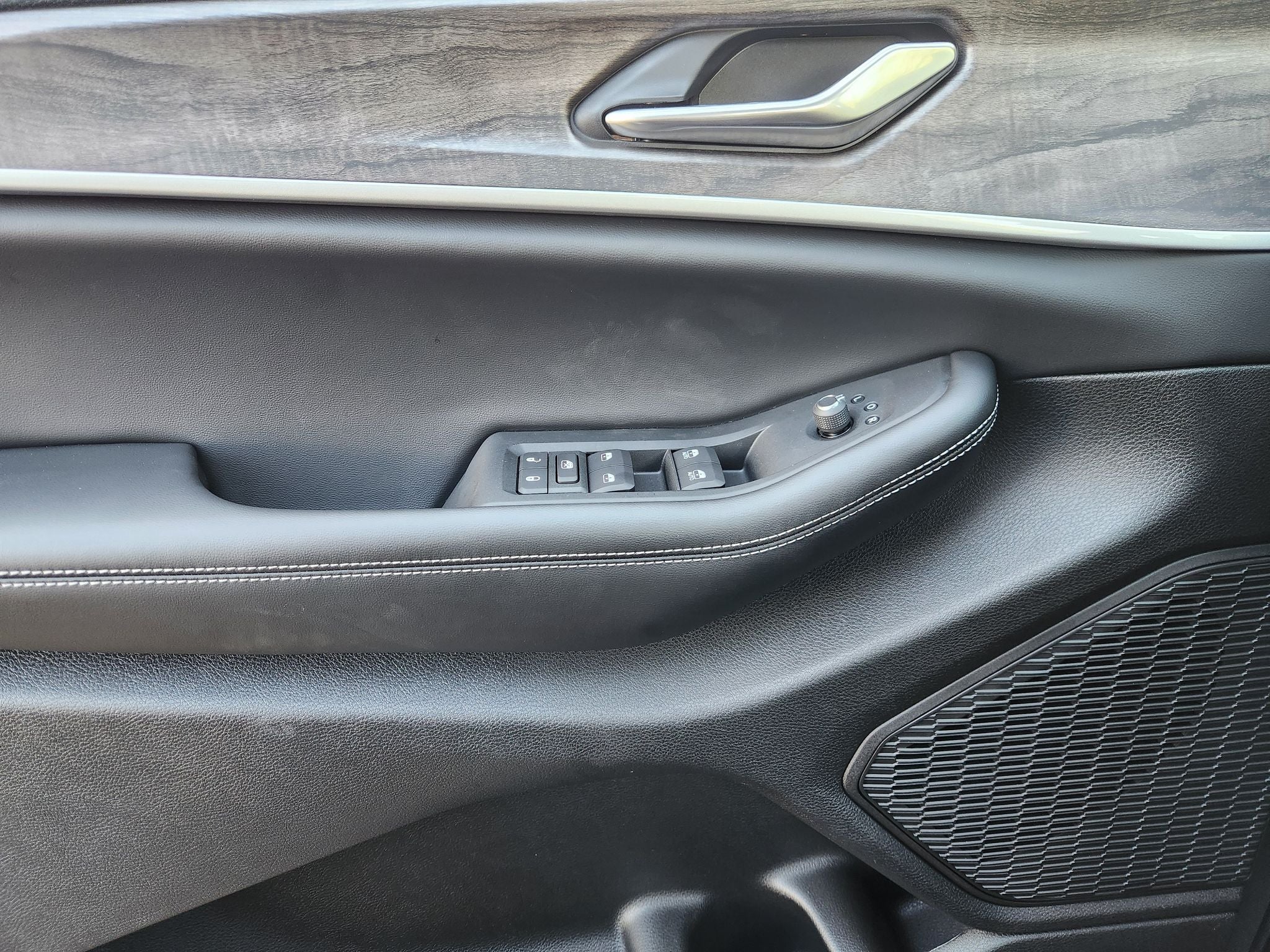 2027 Jeep Grand Cherokee Laredo Altitude
