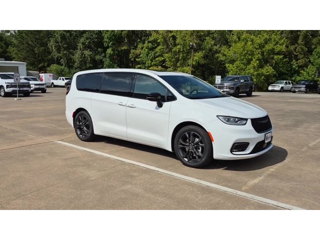 2026 Chrysler Pacifica Select