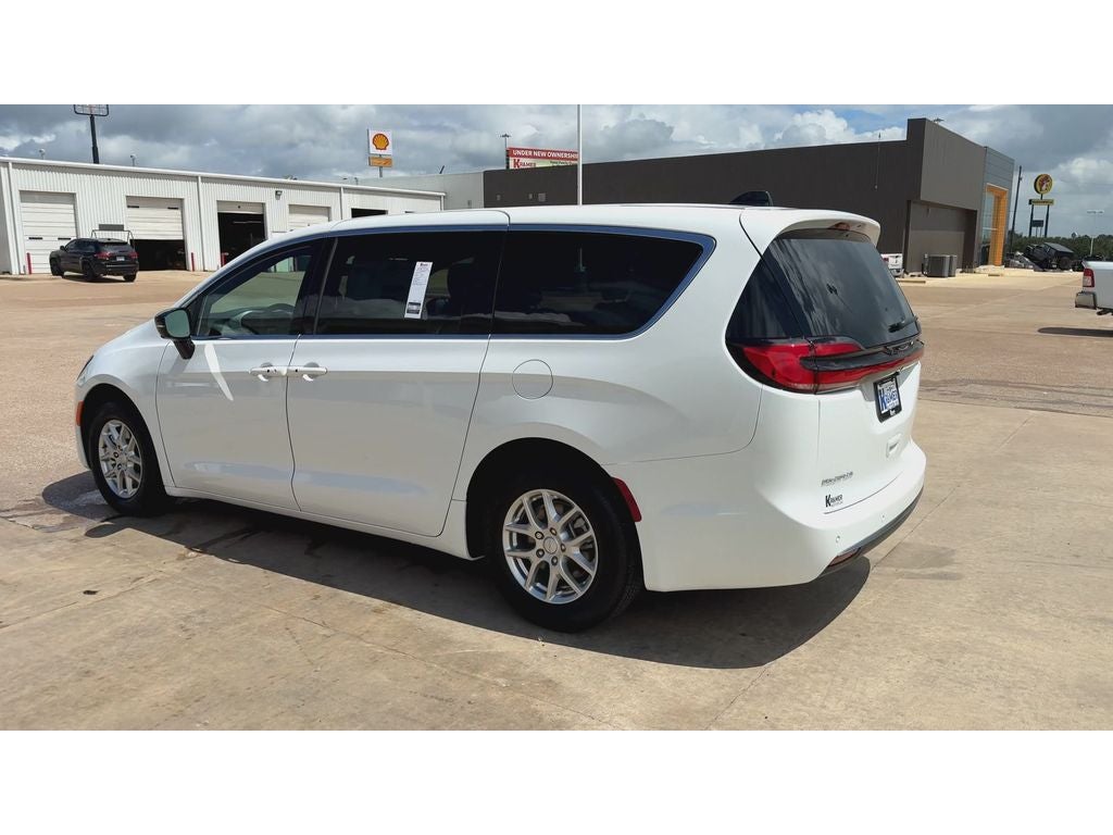 2027 Chrysler Pacifica Select