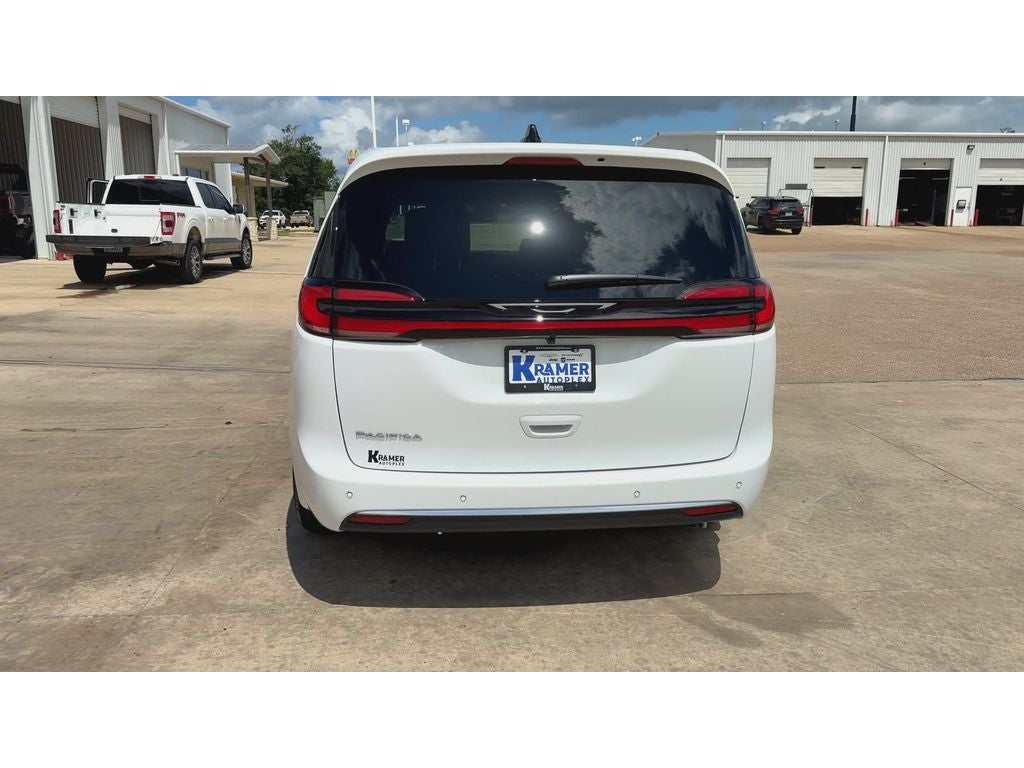 2027 Chrysler Pacifica Select